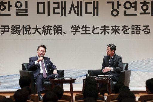 윤석열 대통령이 17일 도쿄 게이오대에서 일본 학생들과 한국인 유학생들을 상대로 한일 미래세대 강연을 하고 있다.   뉴시스