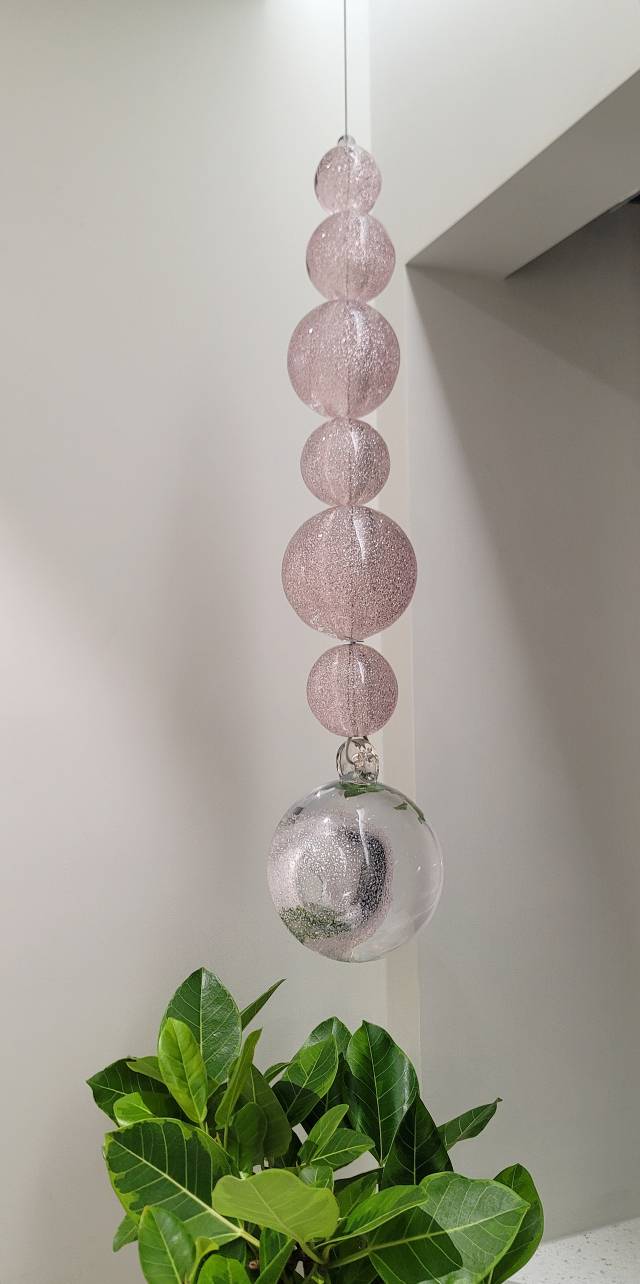 리더스피부과 청담명품거리점에서는 프랑스 현대미술가 장미셸 오토니엘의 ‘장밋빛 운모와 크리스탈의 매달린 연인(Amant Suspendu Rose Mica et Cristal)’을 만날 수 있다.