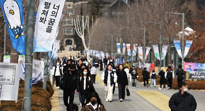 대부분 대학교가 개강을 마친 3일 서울 연세대학교 교문 주변이 등교한 학생들로 붐비고 있다. ⓒ 연합뉴스