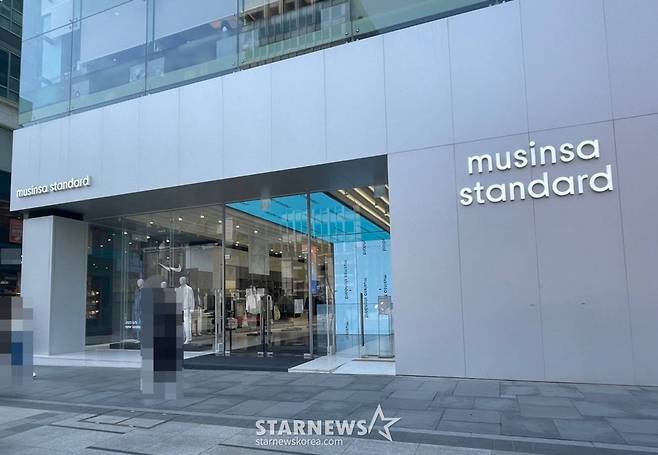 전광판에 무신사 로고만 흘러나오는 무신사 스탠다드 강남 /사진=스타뉴스