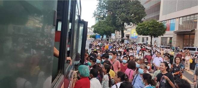 출근 시간 시내버스를 타려고 몰린 양곤 시민들 [SNS 캡처. 재판매 및 DB 금지]