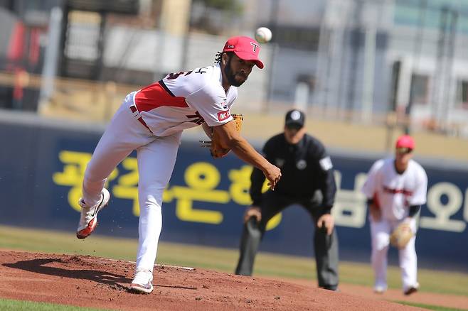 KIA 새 외국인 투수 메디나 (서울=연합뉴스) KIA 타이거즈 새 외국인 투수 메디나가 18일 광주 KIA챔피언스필드에서 열린 프로야구 시범경기 두산 베어스전에 선발 등판해 투구하고 있다. [KIA 타이거즈 제공. 재판매 및 DB금지]