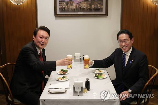 생맥주 건배하는 윤석열 대통령과 기시다 일본 총리 (도쿄=연합뉴스) 안정원 기자 = 윤석열 대통령과 기시다 후미오 일본 총리가 16일 오후 일본 도쿄 긴자의 오므라이스 노포에서 친교의 시간을 함께하며 생맥주로 건배하고 있다. 2023.3.16 jeong@yna.co.kr