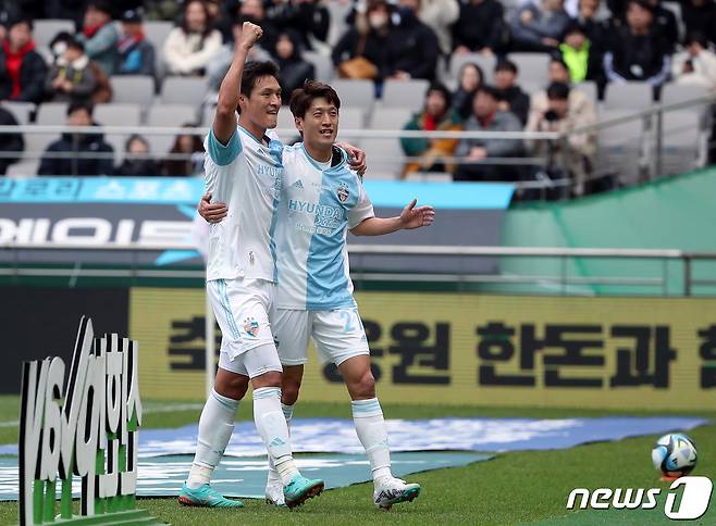 12일 오후 마포구 상암동 서울월드컵경기장에서 열린 2023 하나원큐 K리그1 3라운드 FC서울과 울산현대의 경기 후반 울산 이청용이 역전골을 넣은 뒤 박용우와 함께 기뻐하고 있다. 2023.3.12/뉴스1 ⓒ News1 박정호 기자