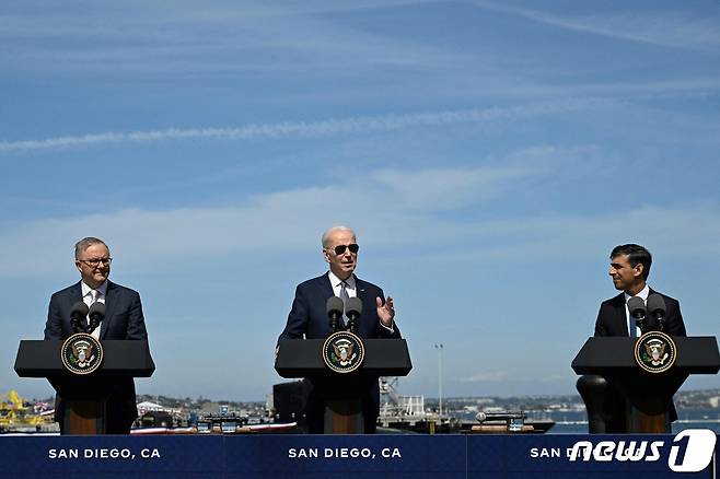 조 바이든 미국 대통령이 13일(현지시간) 캘리포니아주 샌디에이고의 포인트 로마 해군기지에서 열린 오커스(AUKUS) 정상회의를 마치고 리시 수낵 영국 총리, 앤서니 앨버니지 호주 총리와 핵 추진 잠수함 앞에서 기자회견을 하고 있다. ⓒ AFP=뉴스1 ⓒ News1 우동명 기자