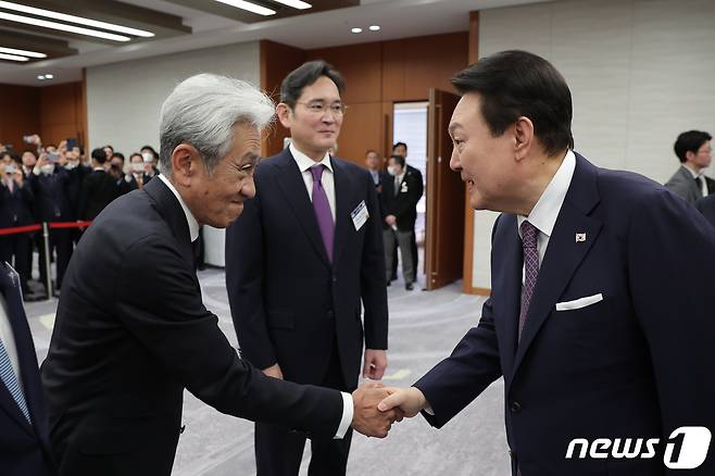 윤석열 대통령이 17일 도쿄 일본경제단체연합회관에서 열린 한일 비즈니스라운드 테이블에서 코쿠부 후미야 마루베니 회장과 악수하고 있다. 가운데는 이재용 삼성전자 회장. (대통령실 제공) 2023.3.19/뉴스1 ⓒ News1 안은나 기자