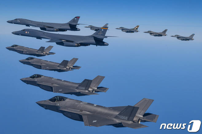 한미 공군이 19일 한반도 상공에서 우리측 F-35A 전투기와 미 공군 B-1B 전략폭격기 및 F-16 전투기가 참여한 가운데 연합공중훈련을 실시하고 있다. (국방부 제공) 2023.3.19/뉴스1