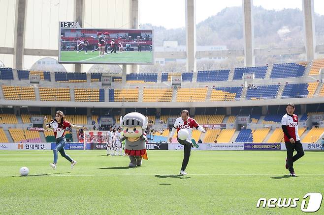 왼쪽부터 조문경 KNN 기상캐스터, 하윤수 부산광역시교육감,  안병윤 부산광역시 행정부시장의 시축 모습.(부산 아이파크 제공)