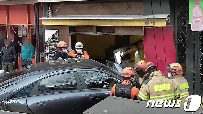 (전주=뉴스1) 이지선 기자 = 19일 오후 6시께 전북 전주시 완산구 효자동 서부신시가지에서 택시 1대가 상가로 돌진했다.2023.3.19/뉴스1