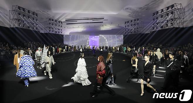 19일 오후 서울 동대문구 동대문DDP에서 열린 서울패션위크 피날레 패션쇼에서 모델들이 멋진 위킹을 하고 있다. 2023.3.19/뉴스1 ⓒ News1 박세연 기자
