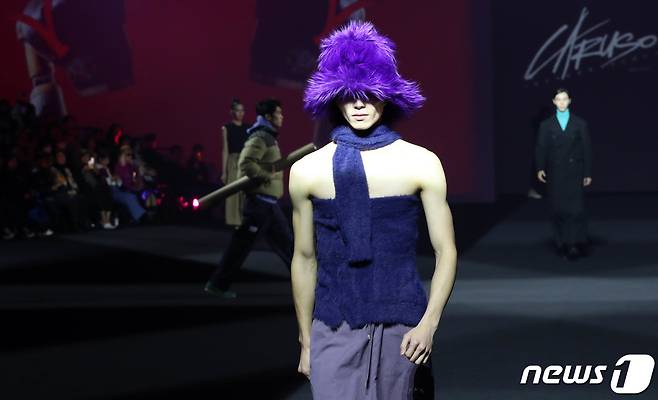 19일 오후 서울 동대문구 동대문DDP에서 열린 서울패션위크 피날레 패션쇼에서 모델들이 멋진 위킹을 하고 있다. 2023.3.19/뉴스1 ⓒ News1 박세연 기자