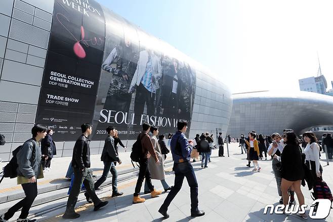 18일 오후 서울패션위크가 진행 중인 서울 동대문 DDP에 패션 피플로 붐비고 있다. 2023.3.18/뉴스1 ⓒ News1 박정호 기자