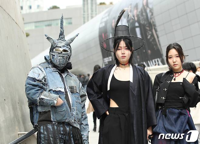 17일 서울 동대문디자인플라자(DDP)에서 열린 '2023 F/W 서울패션위크'에서 유니크한 복장을 한 패션피플들이 포즈를 취하고 있다. 2023.3.17/뉴스1 ⓒ News1 권현진 기자