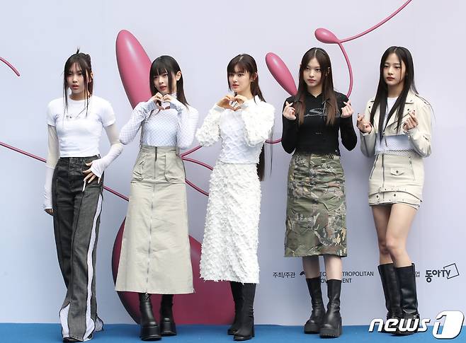 뉴진스의 혜인(왼쪽부터), 하니, 다니엘, 해린, 민지가 15일 오후 서울 동대문디자인플라자(DDP)에서 진행된 '2023 F/W 서울패션위크' 얼킨(ul:kin)의 컬렉션에서 인사를 하고 있다. 2023.3.15/뉴스1 ⓒ News1 권현진 기자