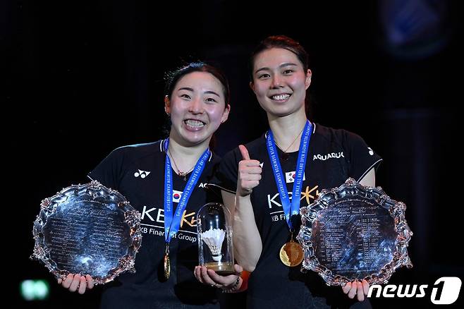 전영오픈 여자복식에서 금메달을 차지한 김소영(오른쪽)과 공희용. ⓒ AFP=뉴스1