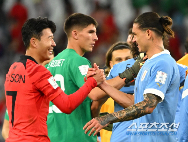 파울루 벤투 감독이 이끄는 축구대표팀은 24일 카타르 알 라이얀에 위치한 에듀케이션시티 스타디움에서 우루과이를 상대로 '카타르 월드컵 2022 H조 조별리그 1차전'에서 0-0 무승부를 기록했다. 한국은 2010년 남아공 월드컵 이후 12년 만에 16강 진출에 도전한다.



경기 종료 후 한국 손흥민이 우루과이 누녜스와 인사를 나누고 있다. 알라이얀(카타르)=송정헌 기자songs@sportschosun.com/2022.11.24/