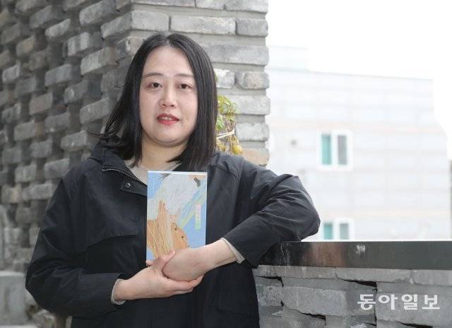 소설가 김의경이 17일 서울 마포구 은행나무 출판사에서 자신이 펴낸 장편소설&nbsp;‘헬로 베이비’를 소개하고 있다.&nbsp;&nbsp;안철민기자 acm08@donga.com