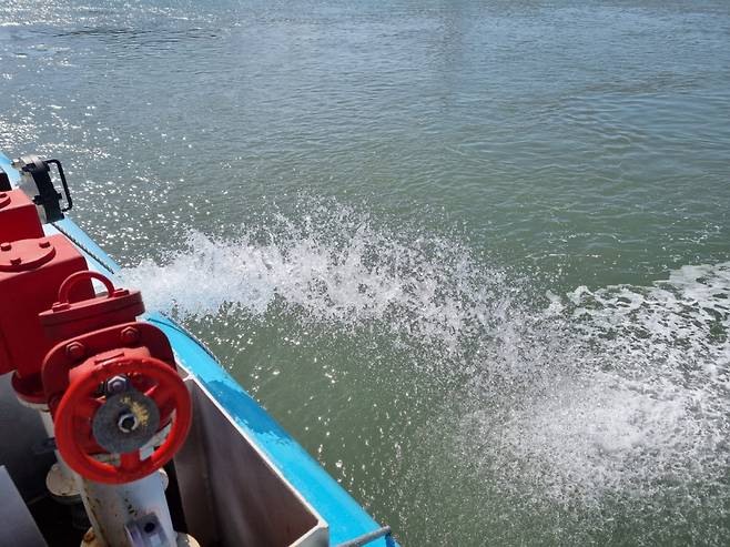 환경부가 세계 최초 300㎥/일 급 해상이동형 해수담수화 플랜트 선박 드림즈호에서 지난 15일 식수 공급을 시연했다.