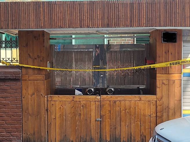 19일 일가족이 숨진채 발견된 인천 미추홀구의 한 주택 앞 대문에 경찰 폴리스 라인이 쳐져 있다. 이승욱기자