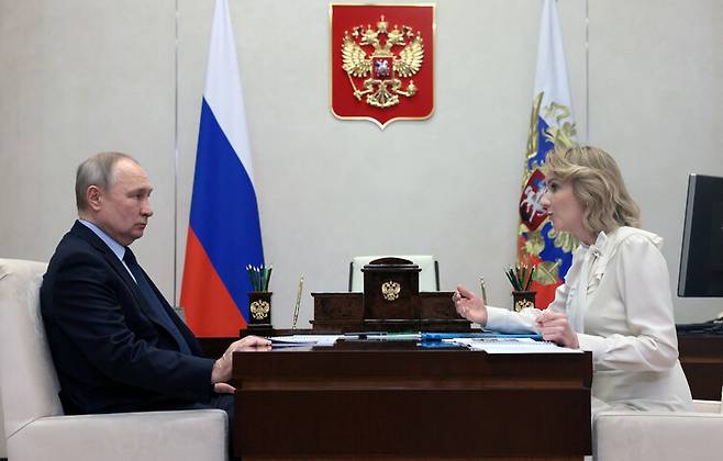 지난달 17일(현지시각) 블라디미르 푸틴 러시아 대통령이 마리야 리보바-벨로바 러시아 대통령실 아동권리 위원과 만나고 있다. 로이터 연합뉴스