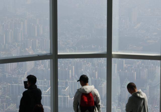 수도권 미세먼지 농도가 '나쁨' 수준을 보인 19일 오전 서울 송파구 롯데월드타워 서울스카이에서 바라본 서울 시내가 뿌옇게 보인다. 연합뉴스