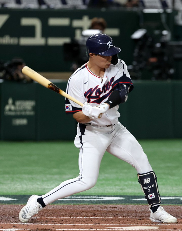 한국 야구대표팀 김하성이 12일 열린 2023 WBC 체코와 B조 세 번째 경기에서 2회말 두 번째 타석 솔로 홈런을 치고 있다. 한국은 이날 체코를 상대로 7-3으로 이겨 이번 대회 2연패 뒤 첫 승을 올렸다. [사진=뉴시스]