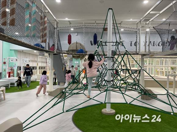 12일 주말을 맞은 어린이들이 경기 양평군 양평읍 '양평어린이놀이터'에서 놀고 있다. 9시30분, 1시, 3시30분 3회에 걸쳐 선착순 50명만 받는다(현장 10명, 네이버 예약 40명, 매주 화요일 인터넷 예약 오픈). [사진=원성윤 기자]