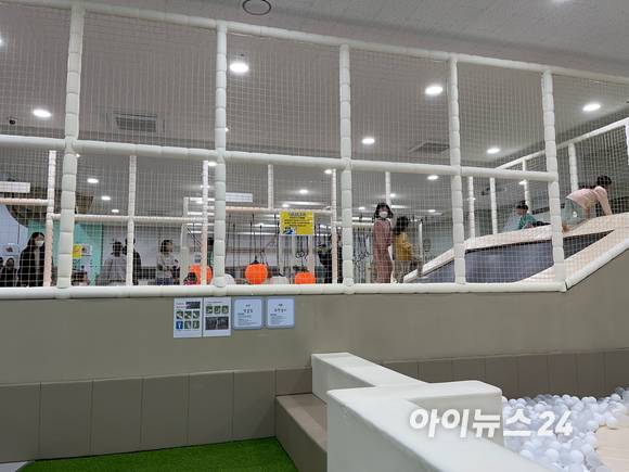 12일 주말을 맞은 어린이들이 경기 양평군 양평읍 '양평어린이놀이터'에서 놀고 있다. 9시30분, 1시, 3시30분 3회에 걸쳐 선착순 50명만 받는다(현장 10명, 네이버 예약 40명, 매주 화요일 인터넷 예약 오픈). [사진=원성윤 기자]