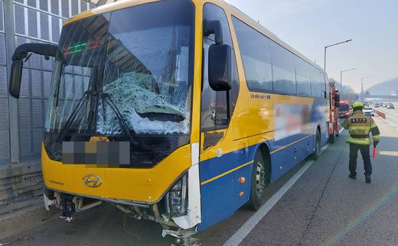 19일 오전 9시29분께 충북 청주시 남이면 경부고속도로 상행선 남청주 나들목 인근에서 고속버스가 버스전용차로에 정차 중이던 소형 SUV를 추돌한 뒤 차량 밖에 나와 있던 탑승자를 잇따라 들이받았다. 이 사고로 1명이 숨지고 3명이 다쳤다. (사진=충북소방본부 제공) [사진=뉴시스]