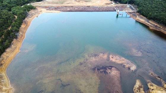 전남 완도군 보길도 저수지가 가뭄으로 인해 바닥을 드러내고 있다. 사진 한국수자원공사