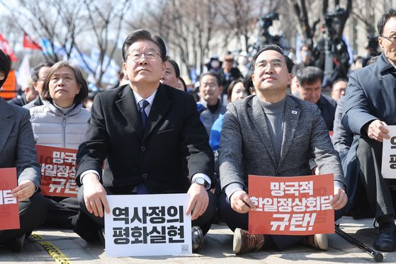 이재명 더불어민주당 대표(왼쪽), 박홍근 원내대표가 18일 오후 서울시청 인근에서 열린 강제동원 해법 및 한일정상회담을 규탄하는 3차 범국민대회에 참석하고 있다. 연합뉴스