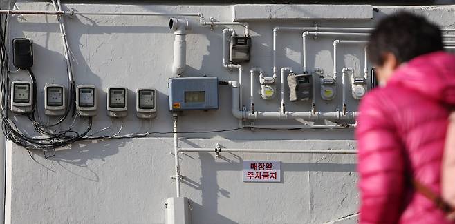 6일 서울 한 건물에 전기계량기와 가스계량기가 나란히 붙어있는 모습. 연합뉴스