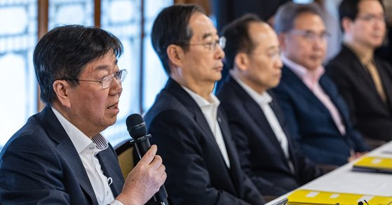 김대기 대통령 비서실장(왼쪽)이 19일 오후 서울 삼청동 총리공관에서 열린 고위당정협의회에서 발언하고 있다. 연합뉴스