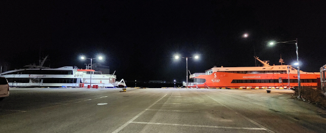 ▲ 묵호항 여객선터미널 부두에 정박해 있는 여객선 모습.