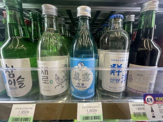 서울 용산구 소재의 한 편의점에 제로 슈거 소주 '새로'가 판매되고 있다. /사진=이현주 기자