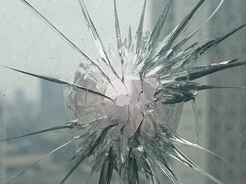 지난 10일 인천 송도에서 새총으로 쏜 쇠구슬에 맞아 아파트 베란다 유리창이 깨져있다.|연합뉴스 제공