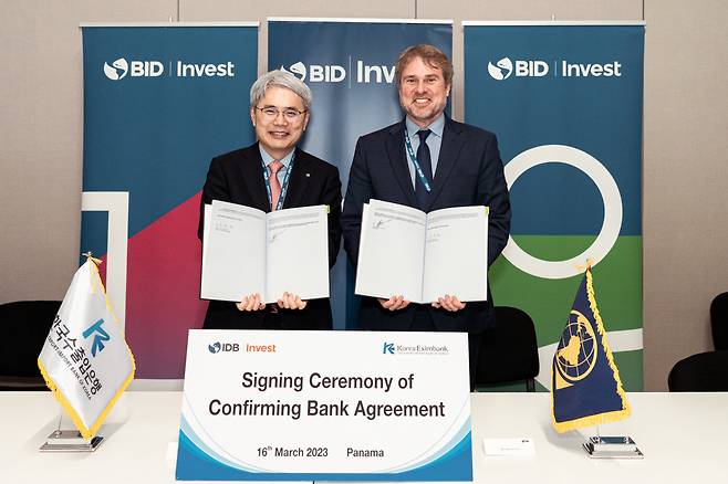 President of Eximbank Yoon Hee-sung (left) and CEO of IDB Invest James Scriven pose for a photo after a signing ceremony at the Panama Convention Center in Panama on Thursday. (Eximbank)