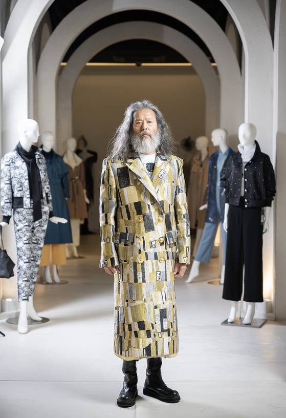 Lie Sang Bong reinterprated the Austrian symbolist painter Gustav Klimt’s (1862-1918) oil painting “The Kiss” (1907-08) in his 2023 Fall/Winter collection, shown here worn by a model. [JOONGANG SUNDAY]