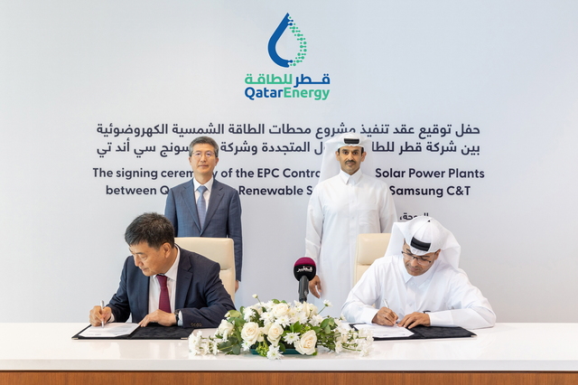 삼성물산과 카타르에너지 관계자들이 지난해 8월 카타르 태양광 프로젝트 계약서에 서명하는 모습. 삼성물산 제공