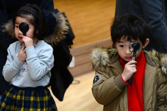 = 9일 오전 서울 서초구청에서 열린 2017년 취학아동 무료 건강검진에서 어린이들이 안과 검진을 받고 있다. 서초구는 예비 초등학생 150여명을 대상으로 치과, 안과, 이비인후과, 소아청소년과, 소아정신과 등 6개 분야로 아동들의 건강 상태를 체크한다. 2017.2.9/뉴스1