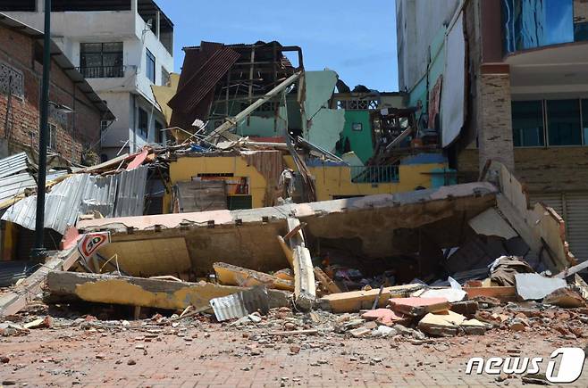 (18일(현지 시각) 규모 6.8의 지진이 강타한 에콰도르 마찰라에서 폭삭 무너진 건물이 보인다.  /사진=AFP·뉴스1