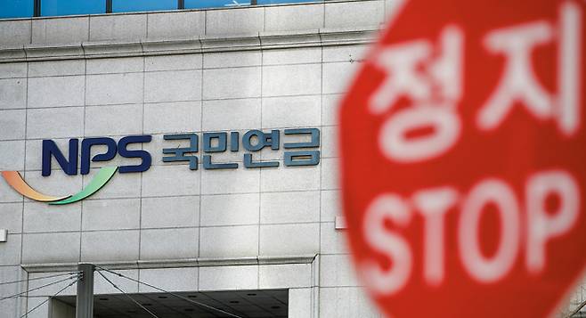 KT는 1981년 공기업인 한국전기통신공사로 독립한 이후 2002년 민영화됐지만 여전히 정부와 국민연금의 눈치를 보고 있다. /사진=뉴스1