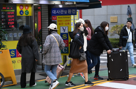 환전하는 관광객  19일 서울 중구 중국대사관 앞 환전소를 찾는 외국인 관광객들.