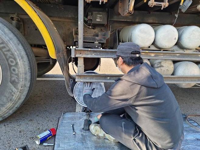 [서울=뉴시스]경유차 필터클리닝 작업.(사진=서울시 제공)  *재판매 및 DB 금지