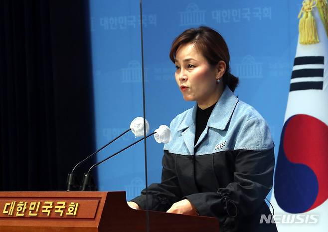 [서울=뉴시스] 전진환 기자 = 임오경 더불어민주당 대변인이 19일 오전 서울 여의도 국회 소통관에서 한일정상회담 관련 브리핑을 하고 있다.  2023.03.19. amin2@newsis.com