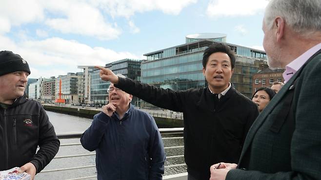 오세훈 서울시장이 16일(현지시간) 아일랜드 더블린시 도크랜드 현장에서 관계자들의 설명을 들으며, 현장을 둘러보고 있다. 서울시 제공