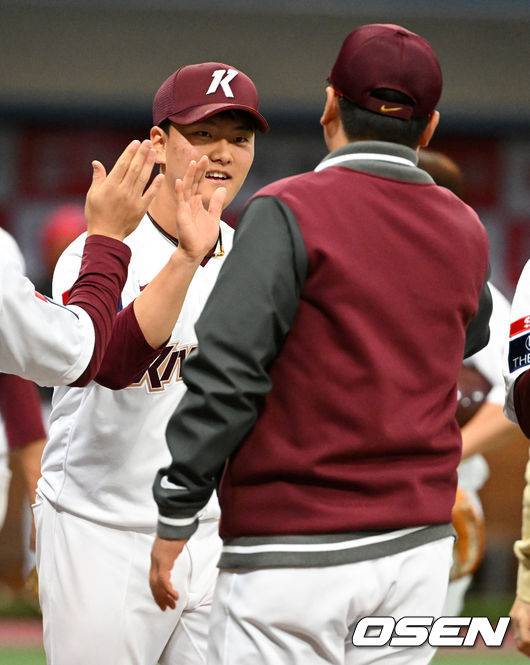 [OSEN=고척, 지형준 기자]경기를 마치고 키움 김건희가 홍원기 감독과 승리를 기뻐하고 있다. 2023.03.16 /jpnews@osen.co.kr