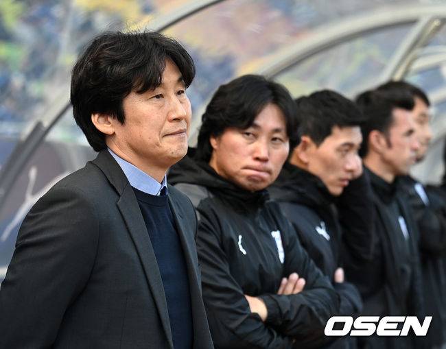 [OSEN=수원, 이대선 기자] 19일 경기 수원월드컵경기장에서 하나원큐 K리그1 4라운드 수원 삼성 블루윙즈와 대전 하나 시티즌의 경기가 열렸다.경기에 앞서 수원 이병근 감독이 그라운드를 바라보고 있다. 2023.03.19 /sunday@osen.co.kr