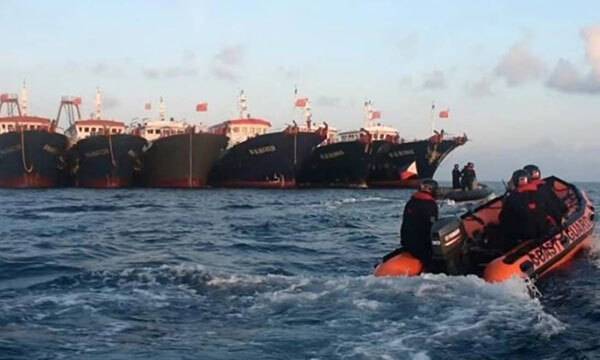 필리핀 해안경비대가 스프래틀리 군도 해역에 있는 중국 해상민병대 주위를 순찰하고 있다. SCMP제공