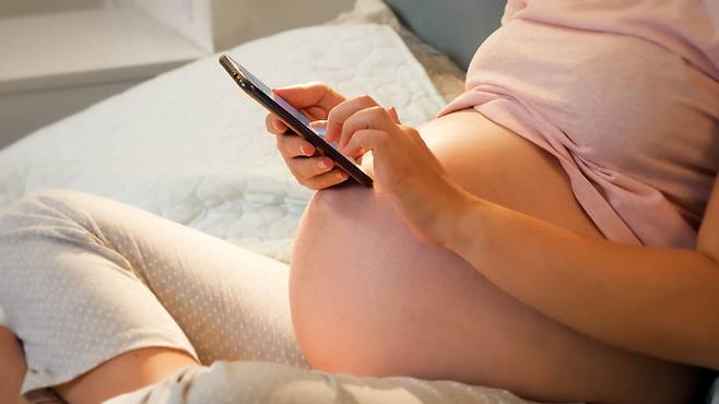 임신부가 잠들기 전 스마트폰을 사용하거나 조명을 오래 켜 놓는 습관으로 빛에 노출되는 시간이 길어지면 당뇨병에 걸릴 위험이 커져 이 같은 습관을 고쳐야 한다는 연구 결과가 나왔다. 게티이미지뱅크